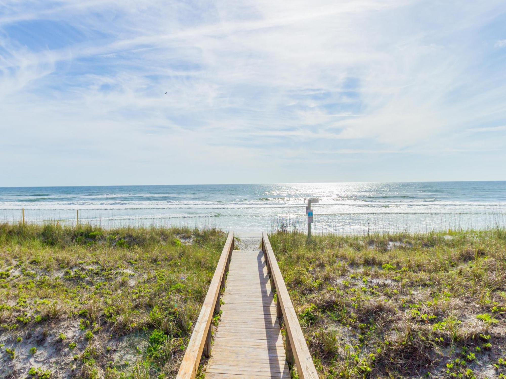 Jacksonville Sea Spray 2B, 1 Bedroom, Beachfront, Sleeps 2 Jacksonville Beach Exterior photo