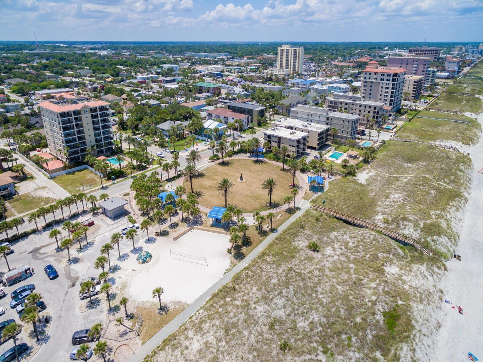 Jacksonville Sea Spray 2B, 1 Bedroom, Beachfront, Sleeps 2 Jacksonville Beach Exterior photo